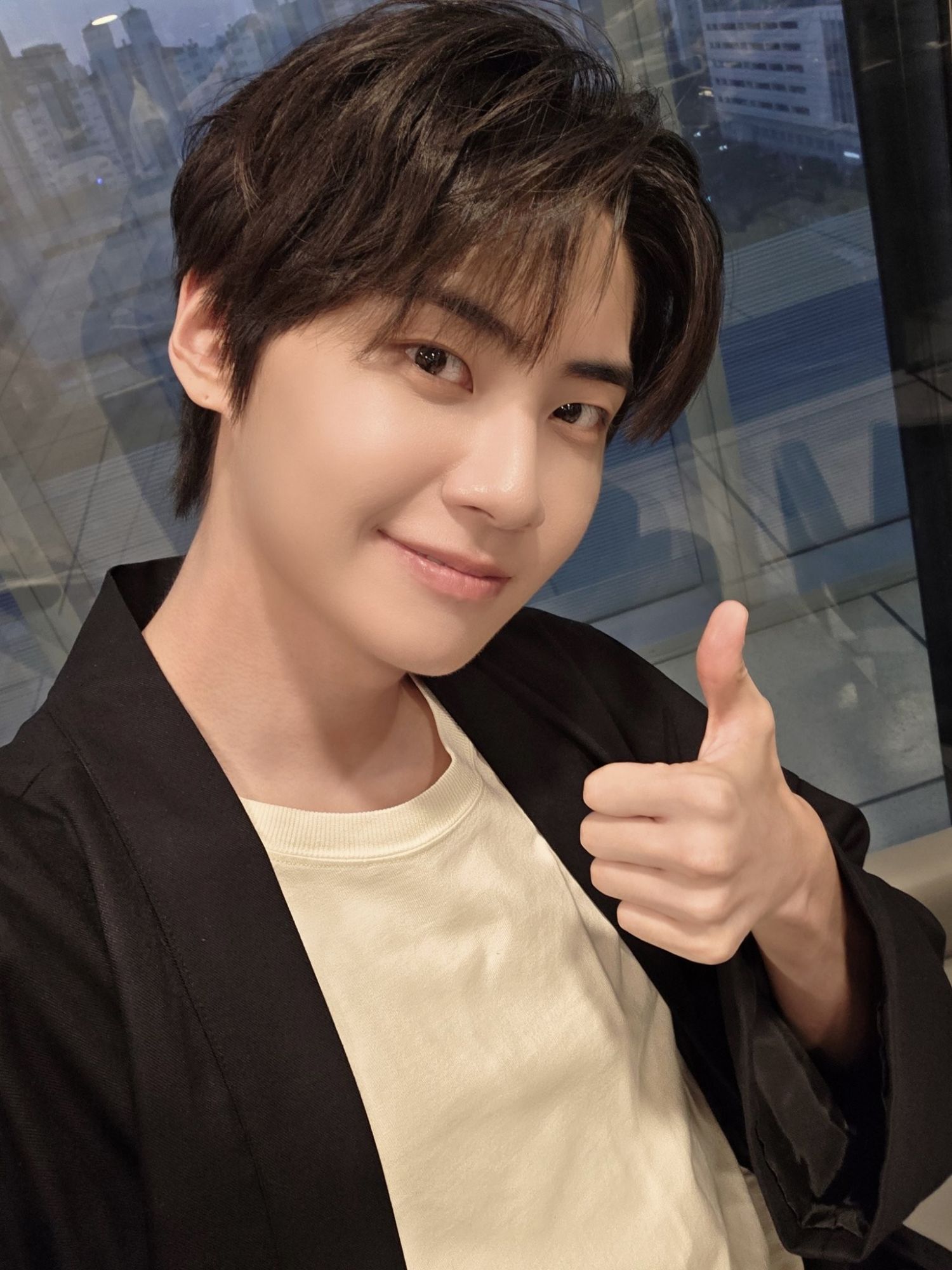 A moment captured by Lee Jinhyuk's fan