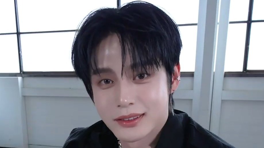 Behind-the-scenes cut of Kim Jiwoong (ZEROBASEONE)