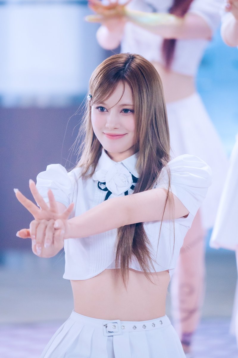Behind-the-scenes cut of NiziU