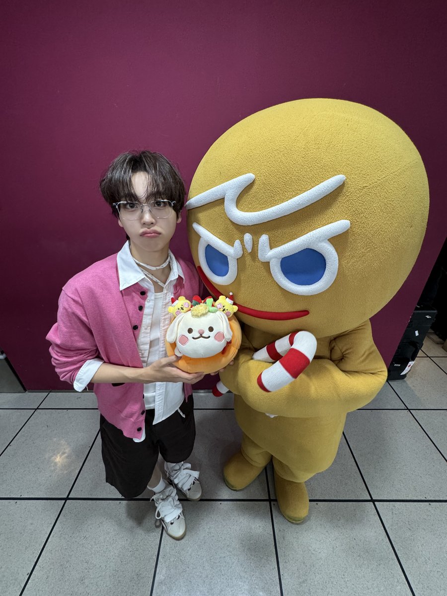 A moment captured by CRAVITY's fan