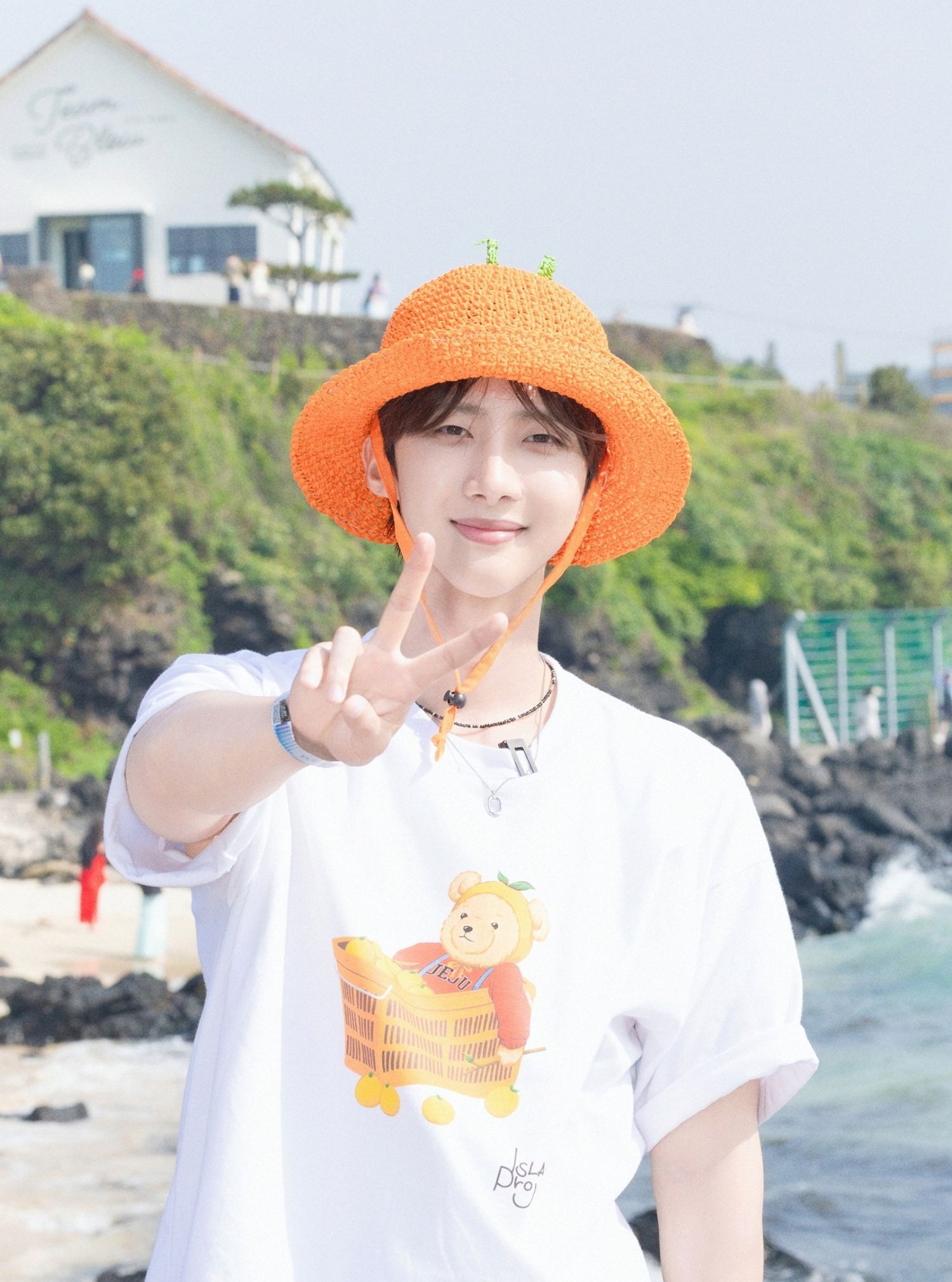 A moment captured by Hui (PENTAGON)'s fan