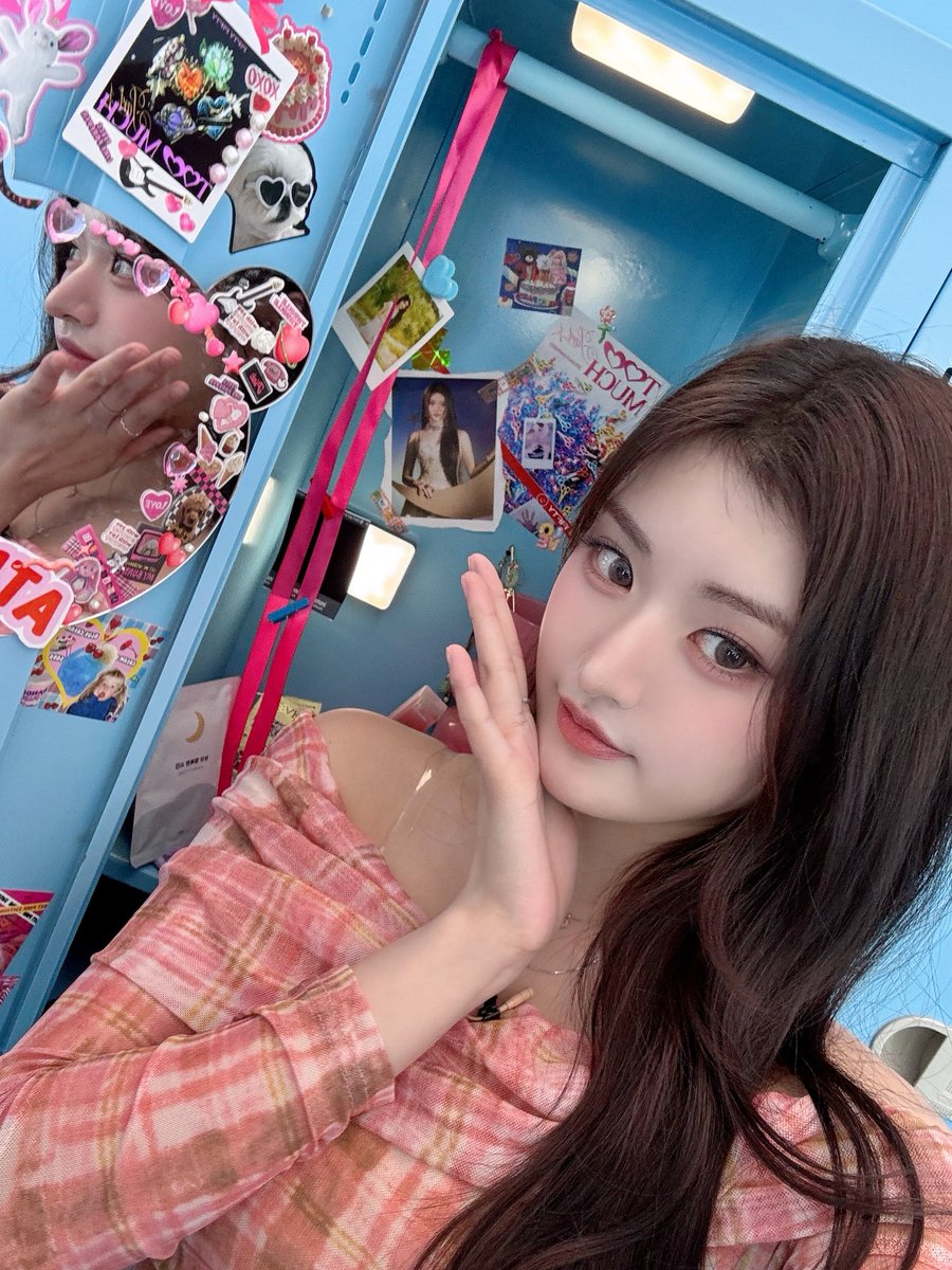 A moment captured by FIFTY FIFTY's fan