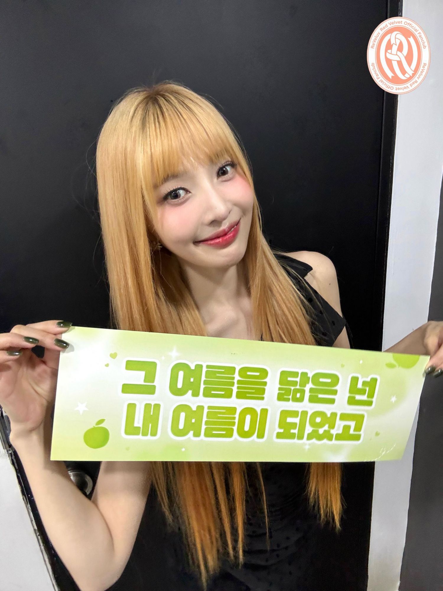 A moment captured by Joy (Red Velvet)'s fan