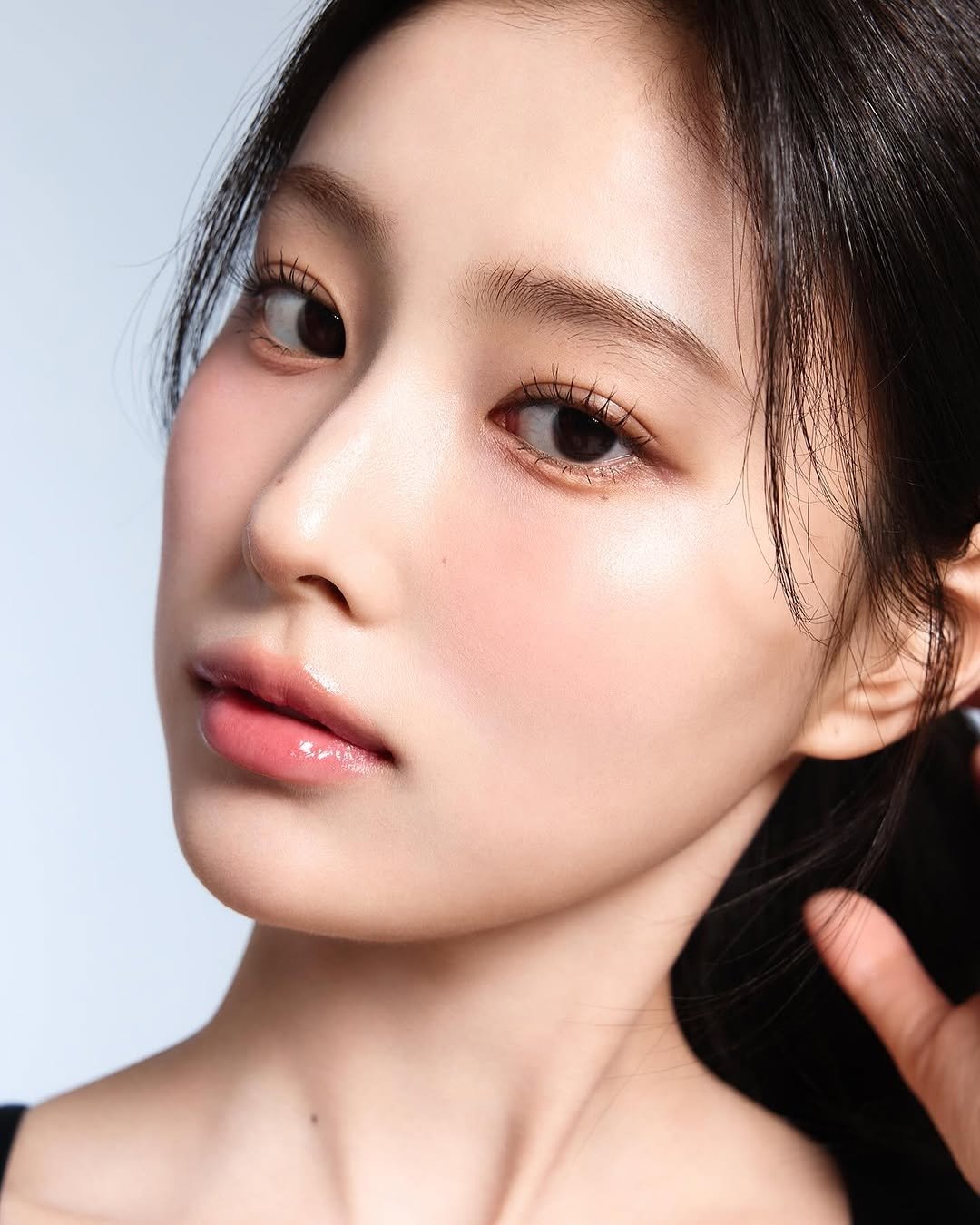 A moment captured by Kang Hyewon's fan