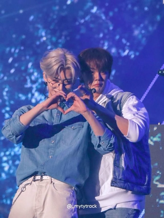 A moment captured by Kim Gyuvin (ZEROBASEONE)'s fan