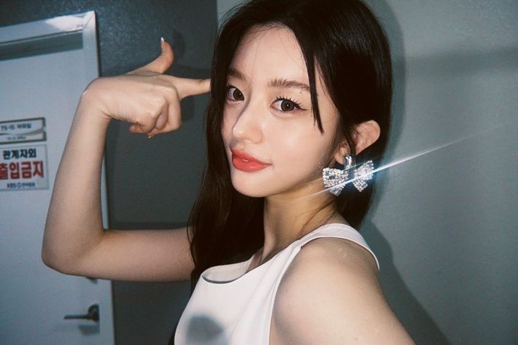 Behind-the-scenes cut of Minju (ILLIT)