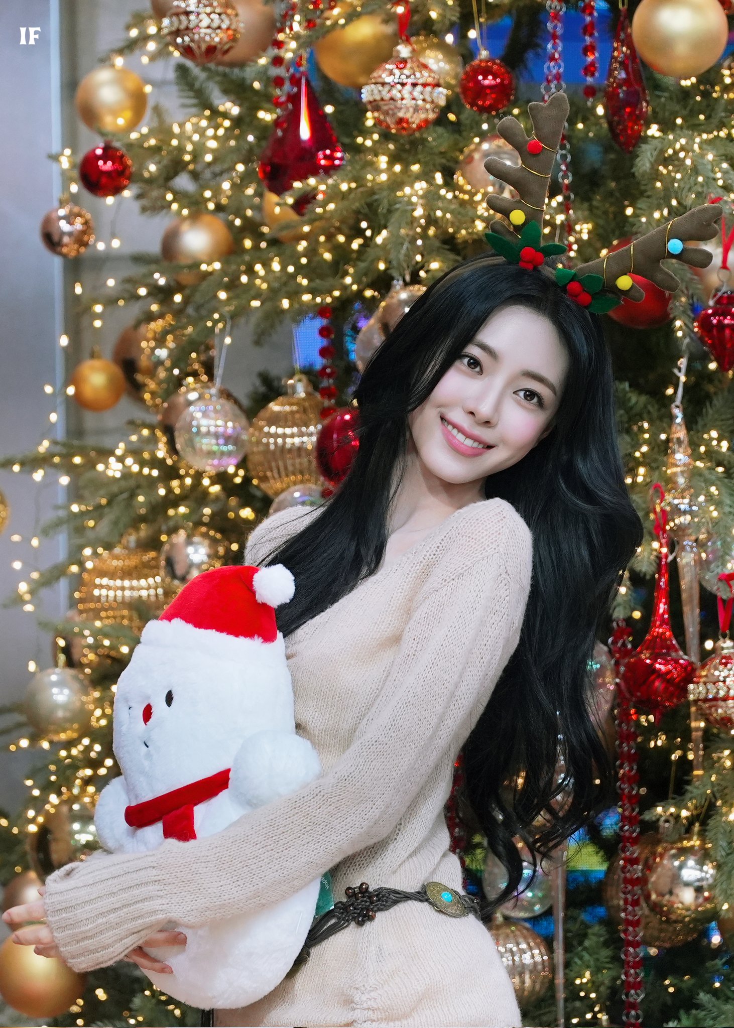 Recent activity shot of Yuna (ITZY)