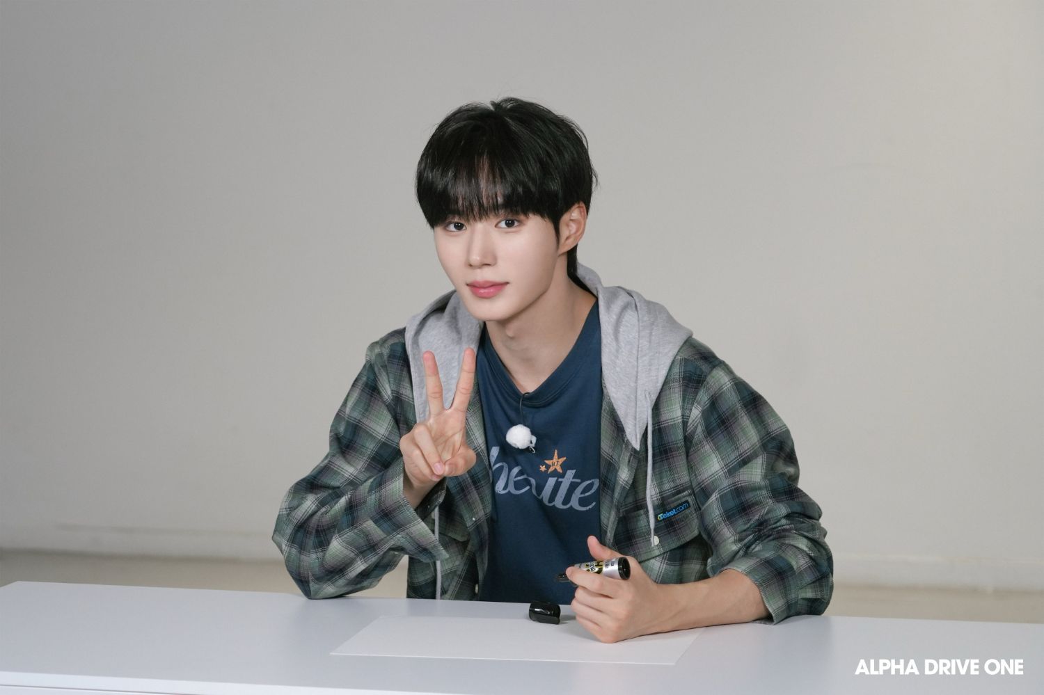 Behind-the-scenes cut of Kim Junseo (ALPHA DRIVE ONE)