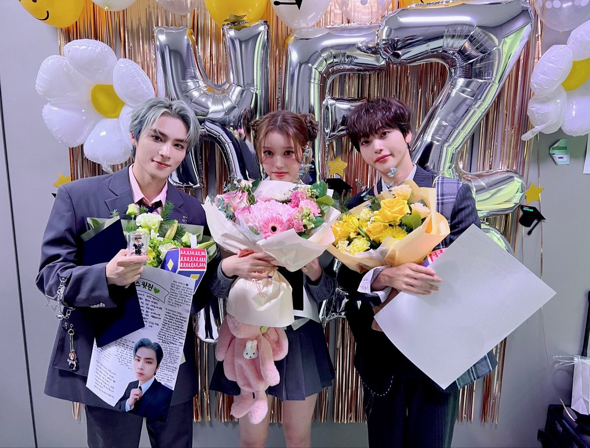 A moment captured by CRAVITY's fan