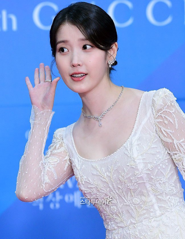 Foto aktivitas terbaru IU