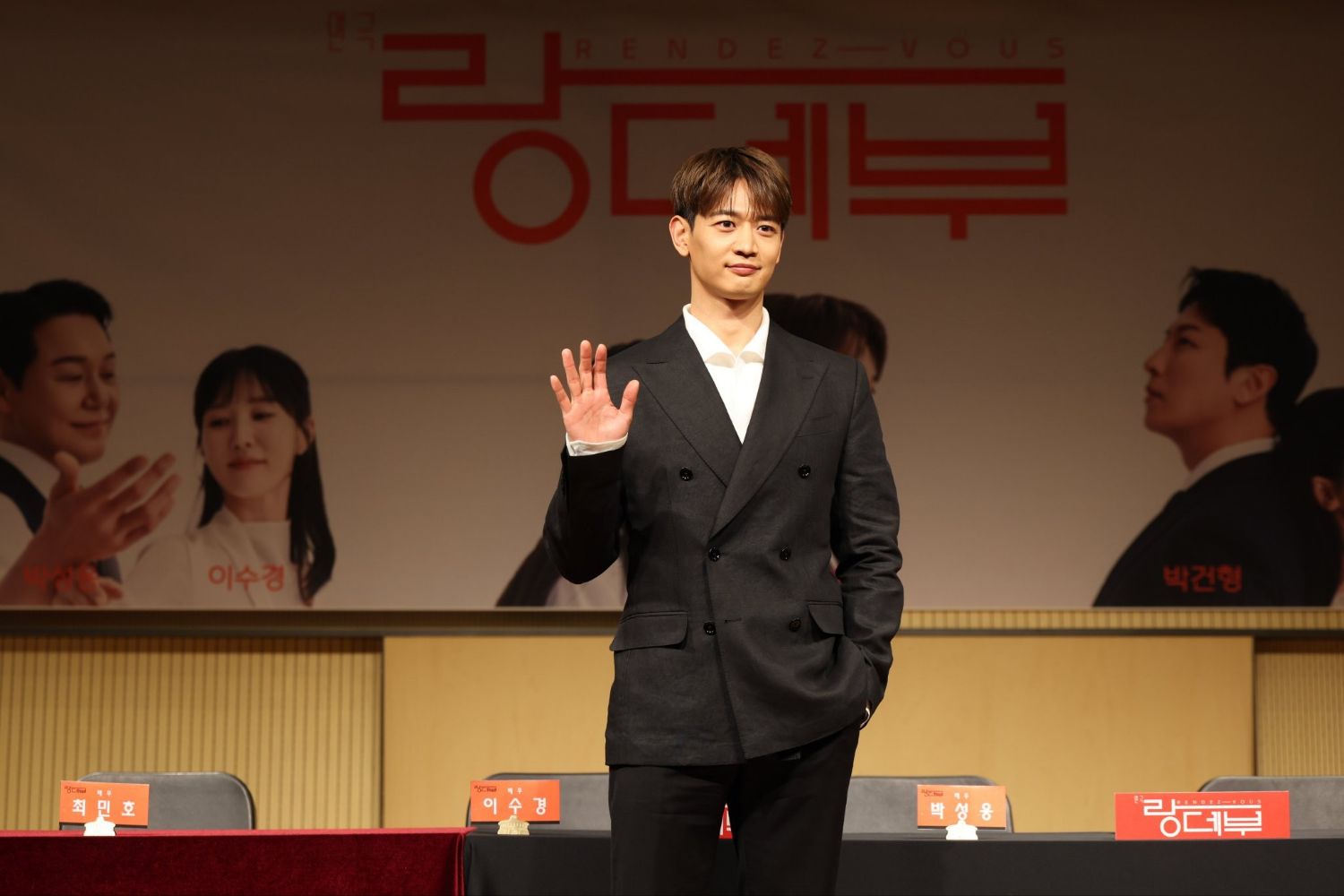 Behind-the-scenes cut of Minho (SHINee)