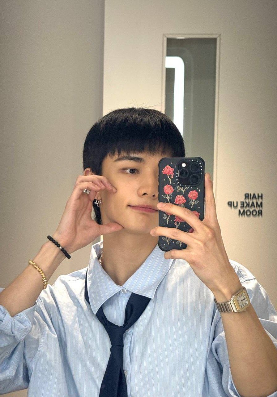 Foto aktivitas terbaru Hyunjin (Stray Kids)
