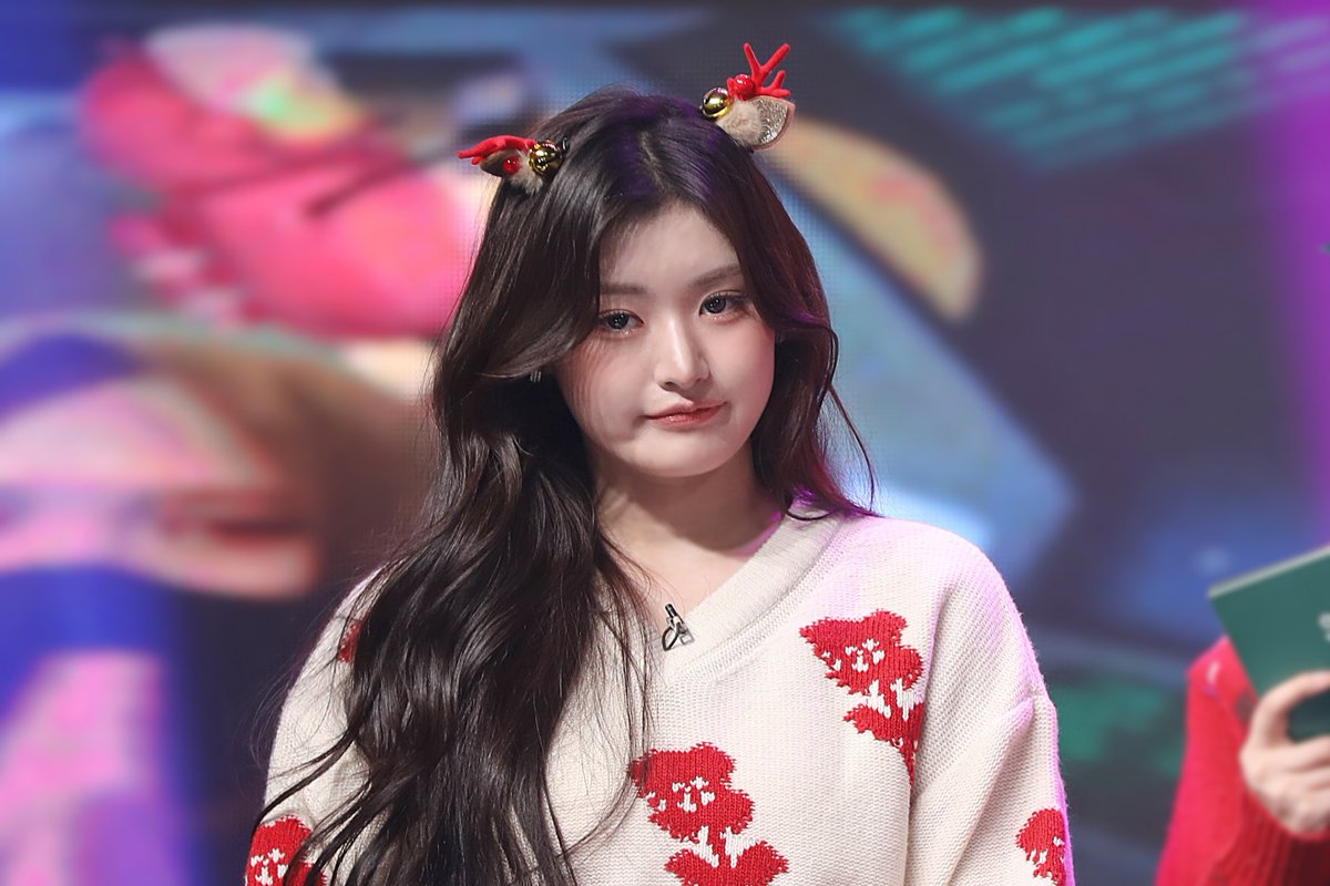 A moment captured by FIFTY FIFTY's fan