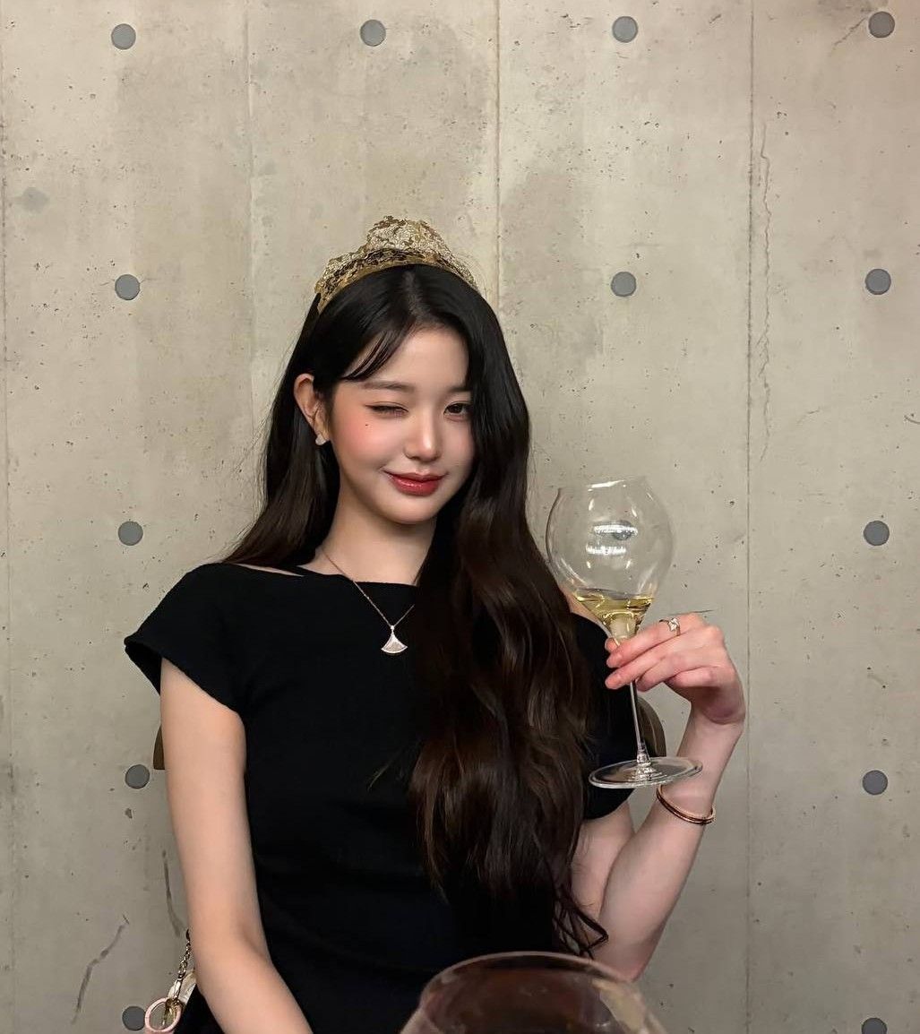 Behind-the-scenes cut of Jang Wonyoung (IVE)