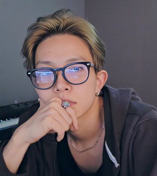 Foto terbaru Heeseung (ENHYPEN)