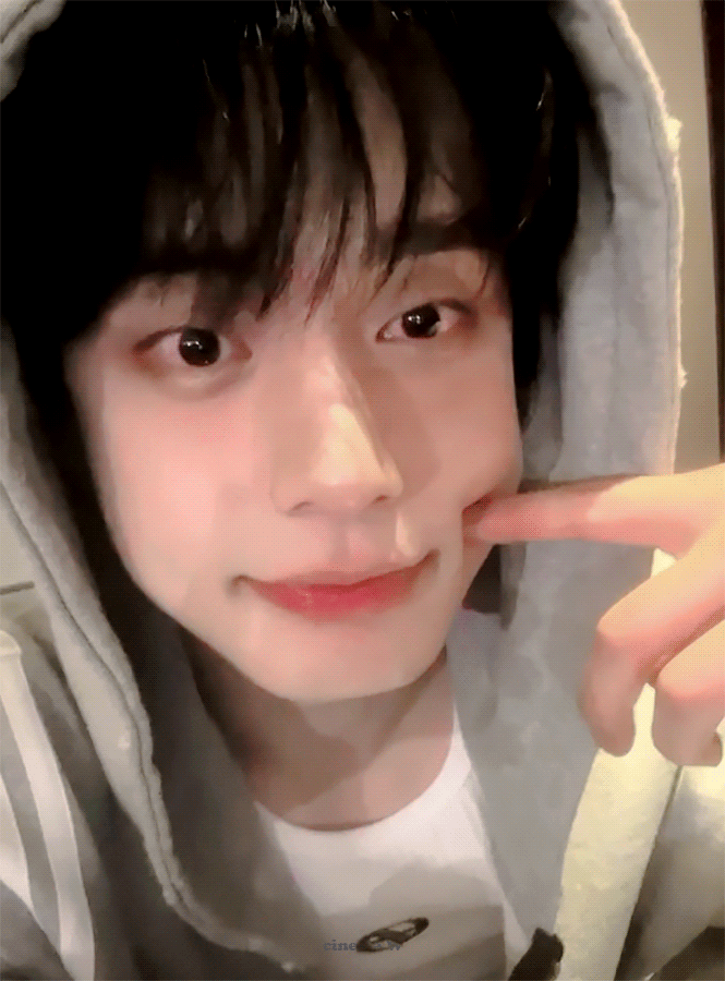 Behind-the-scenes cut of Kim Jiwoong (ZEROBASEONE)