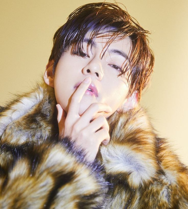 뷔 (방탄소년단) 최근 활동샷