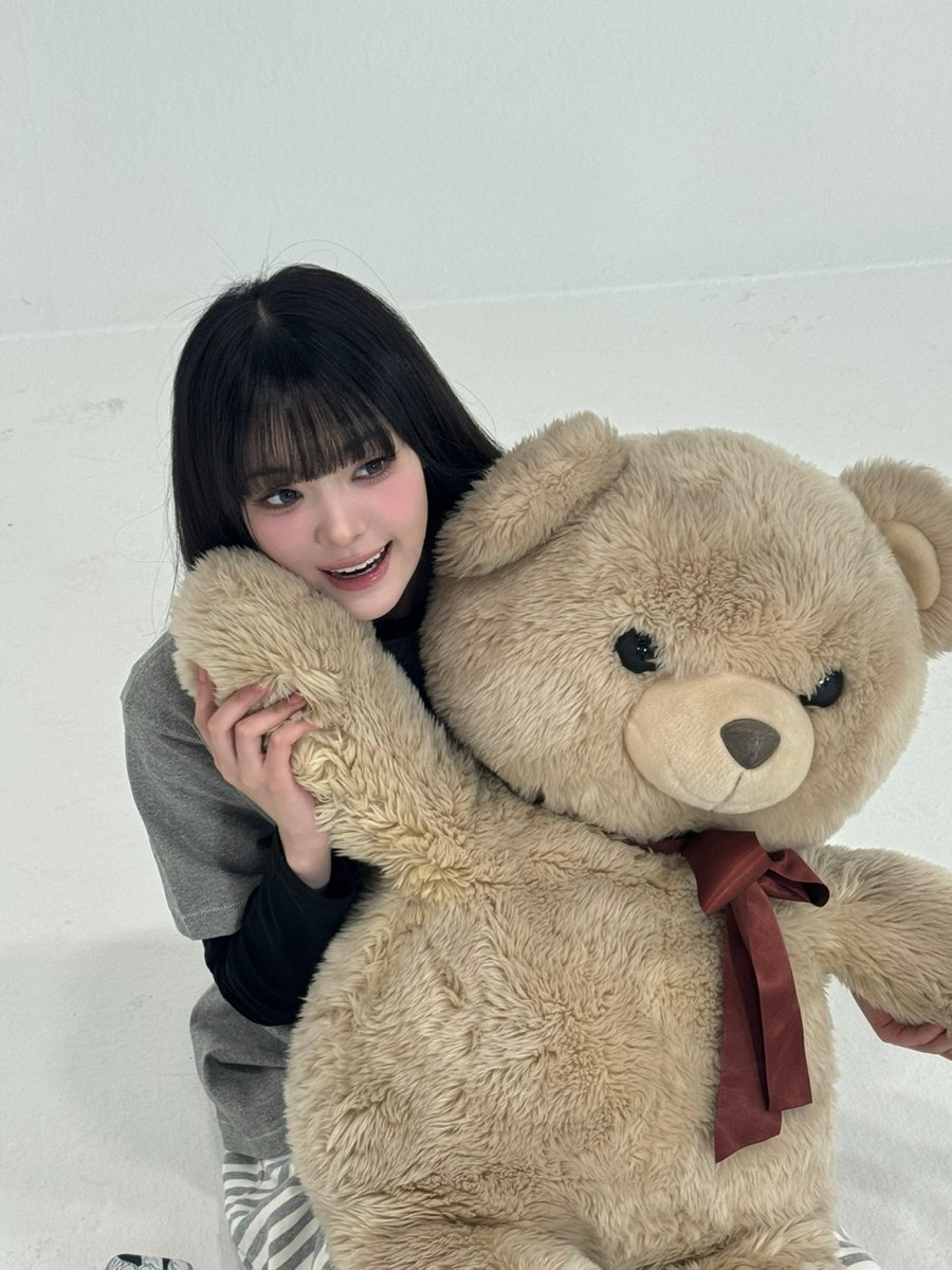 Behind-the-scenes cut of tripleS