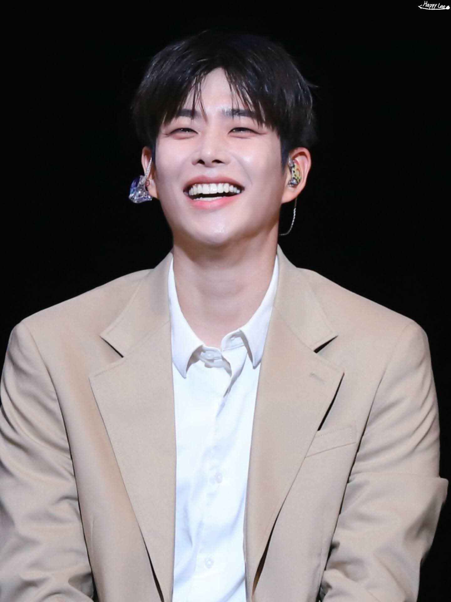 A moment captured by MJ (ASTRO)'s fan