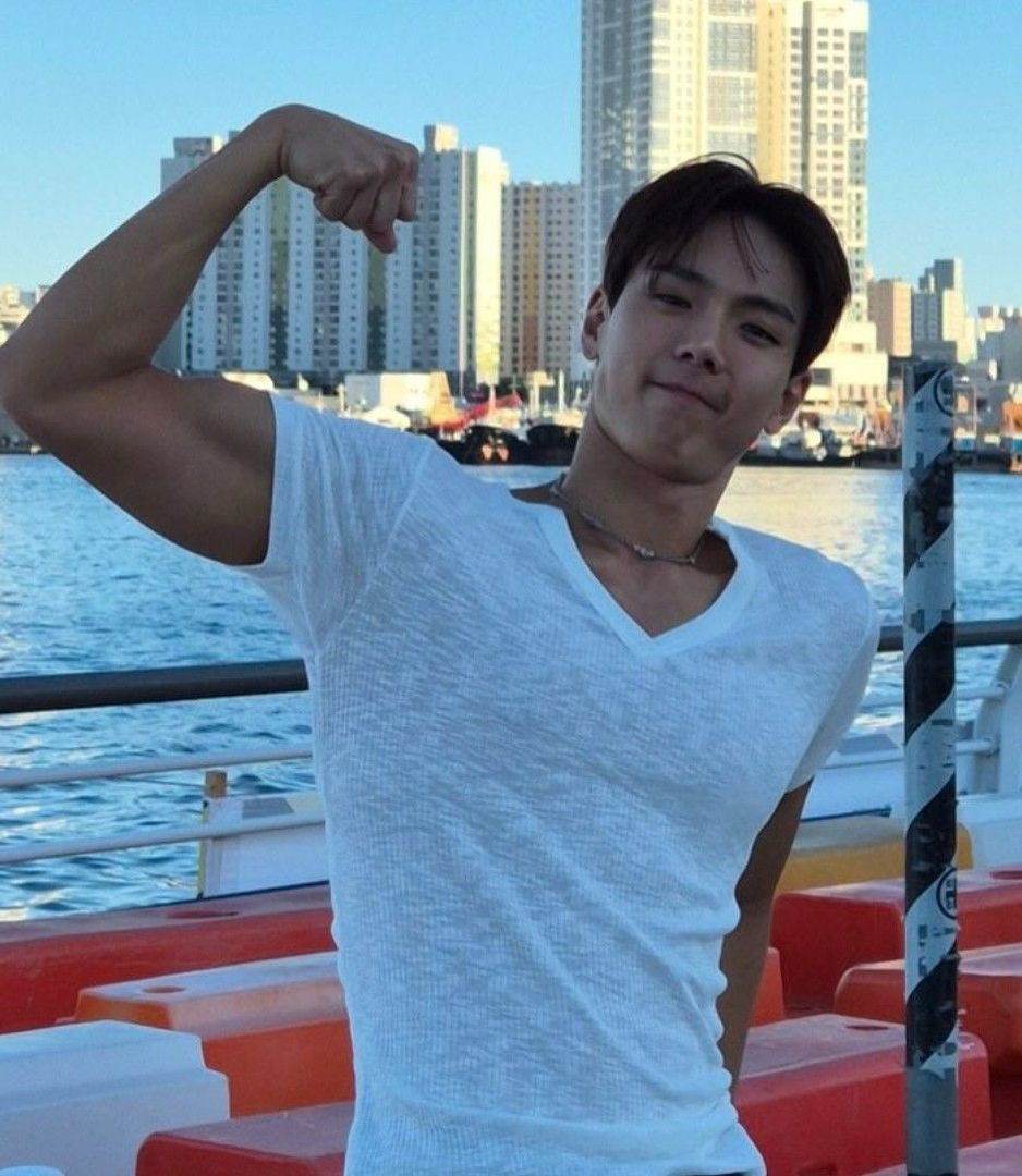 Behind-the-scenes cut of Shownu (MONSTA X)