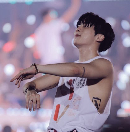A moment captured by Jonghyun (SHINee)'s fan