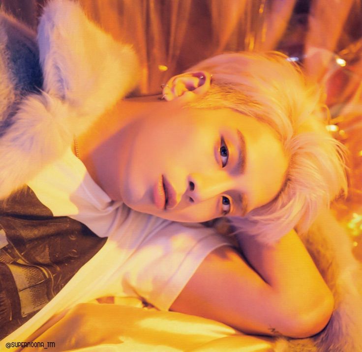 A moment captured by Jonghyun (SHINee)'s fan