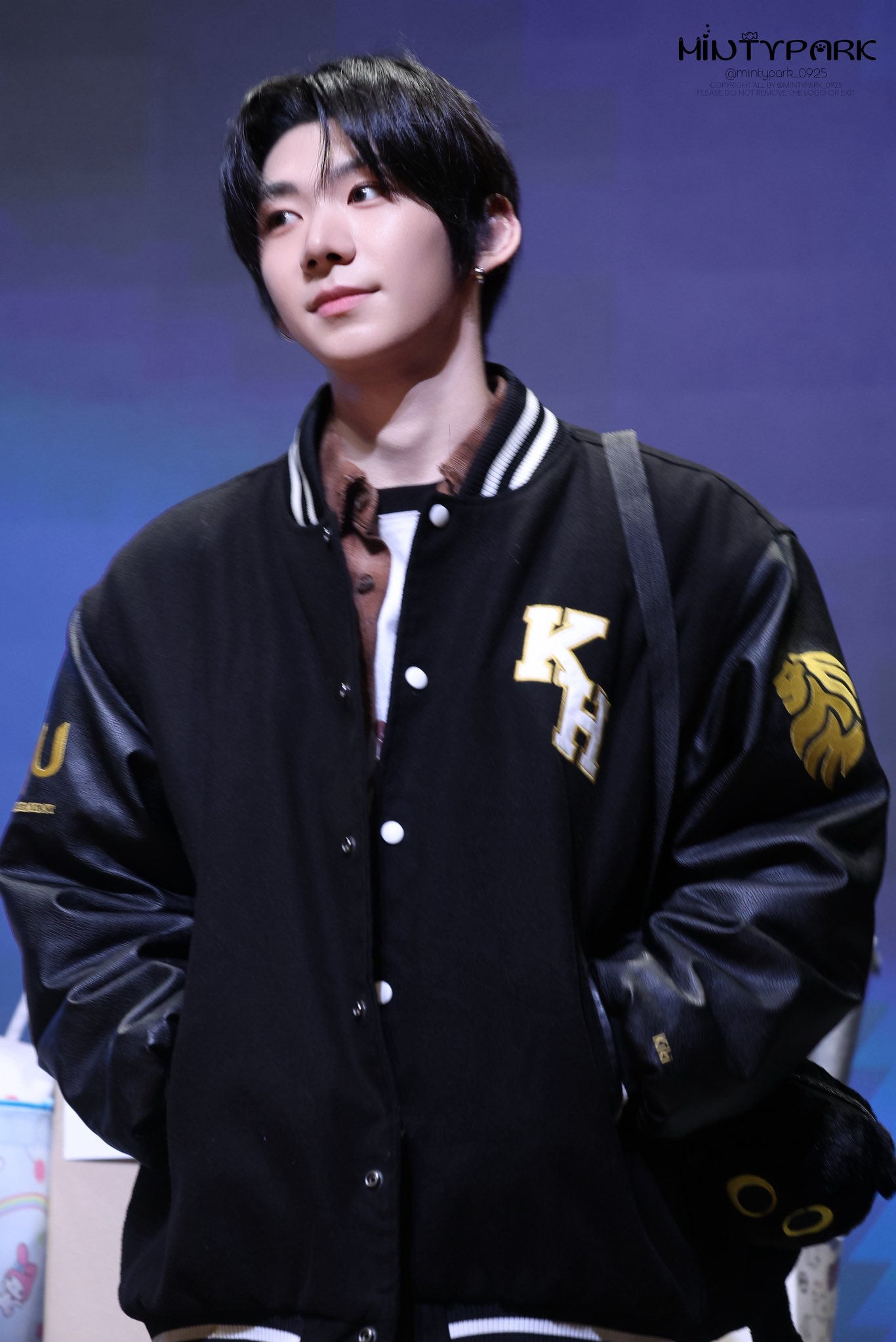 A moment captured by Park Han (AHOF)'s fan