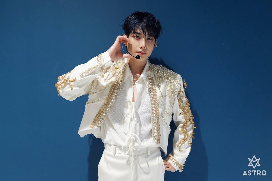 A moment captured by MJ (ASTRO)'s fan