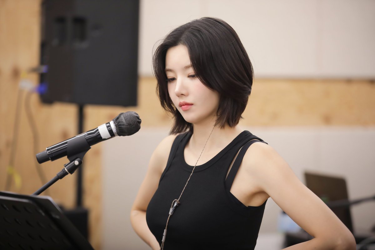 Behind-the-scenes cut of Kwon Eunbi