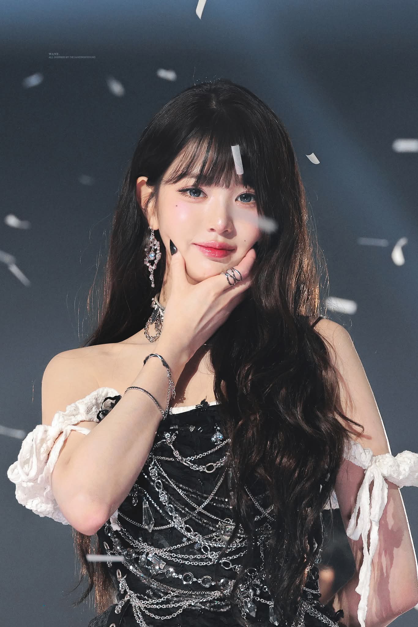 Behind-the-scenes cut of Jang Wonyoung (IVE)