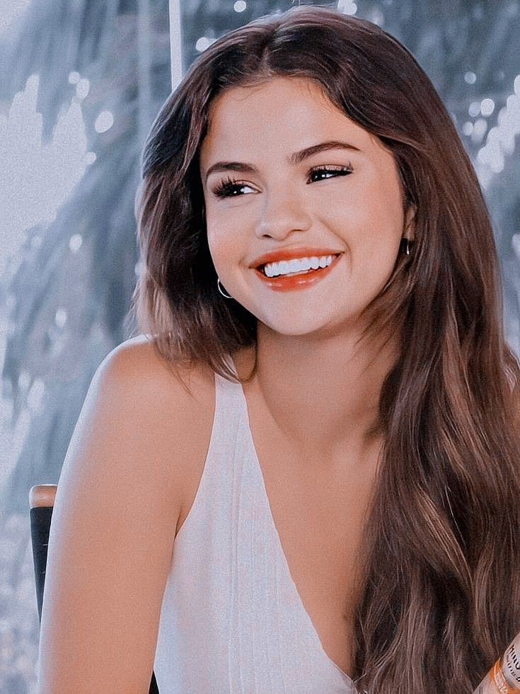 Behind-the-scenes cut of Selena Gomez