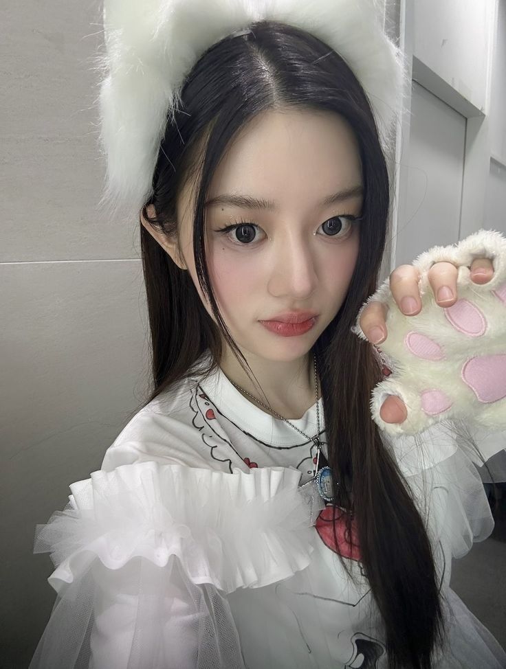 Behind-the-scenes cut of Minju (ILLIT)