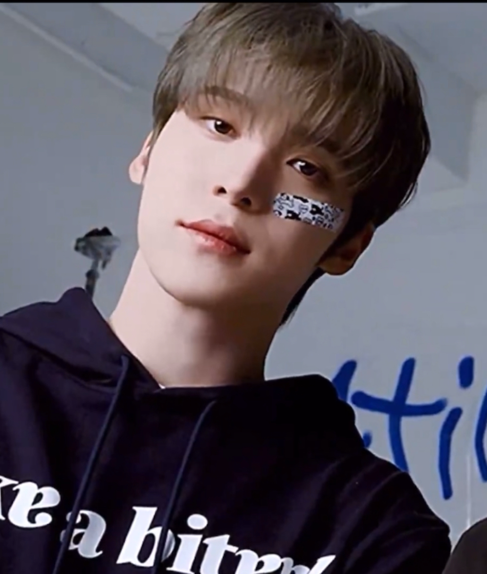 Behind-the-scenes cut of Yunho (ATEEZ)