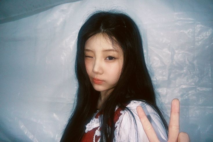 Behind-the-scenes cut of Wonhee (ILLIT)
