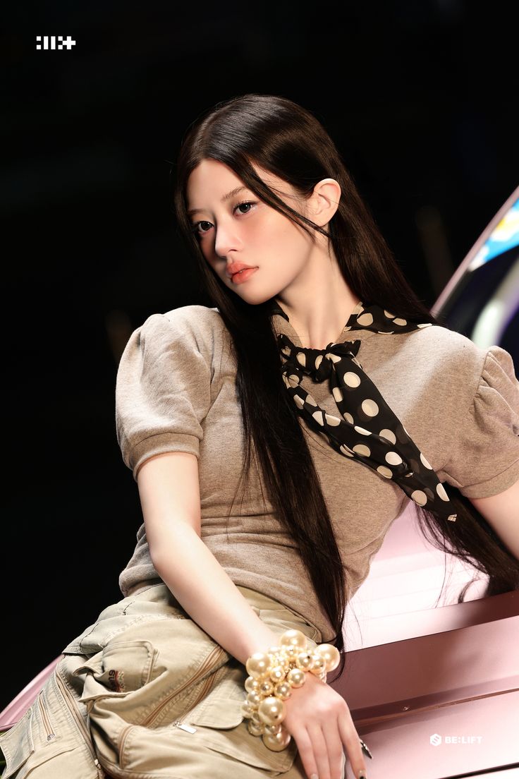 Behind-the-scenes cut of ILLIT