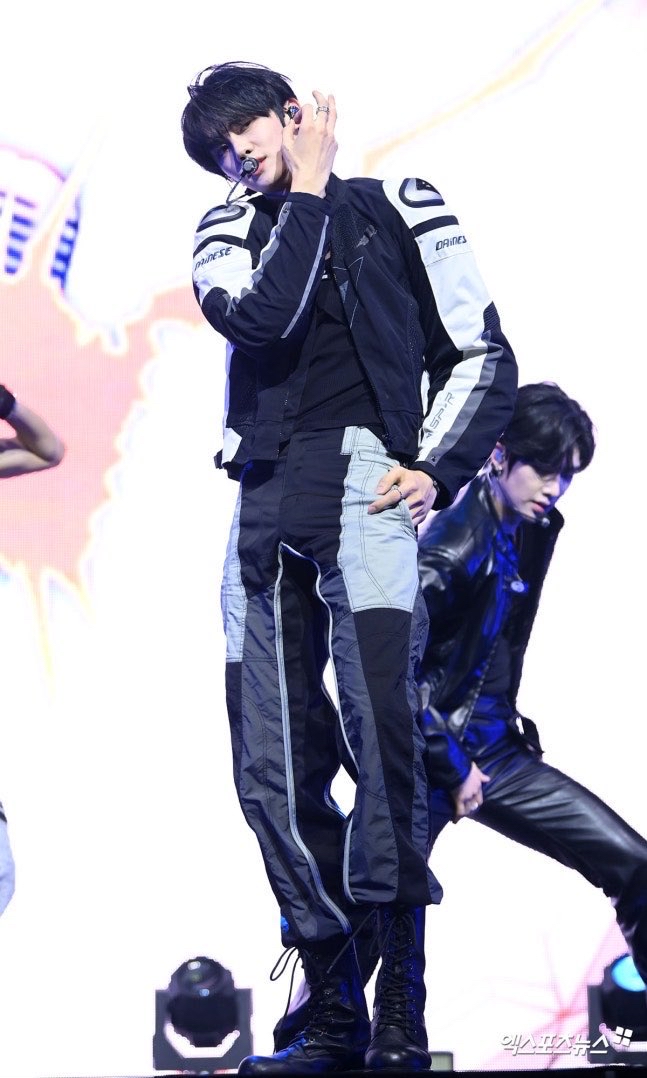 A moment captured by Kim Gyuvin (ZEROBASEONE)'s fan