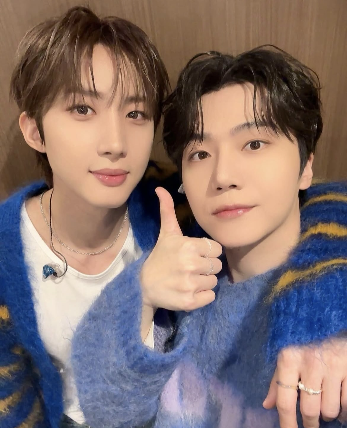 A moment captured by Hui (PENTAGON)'s fan