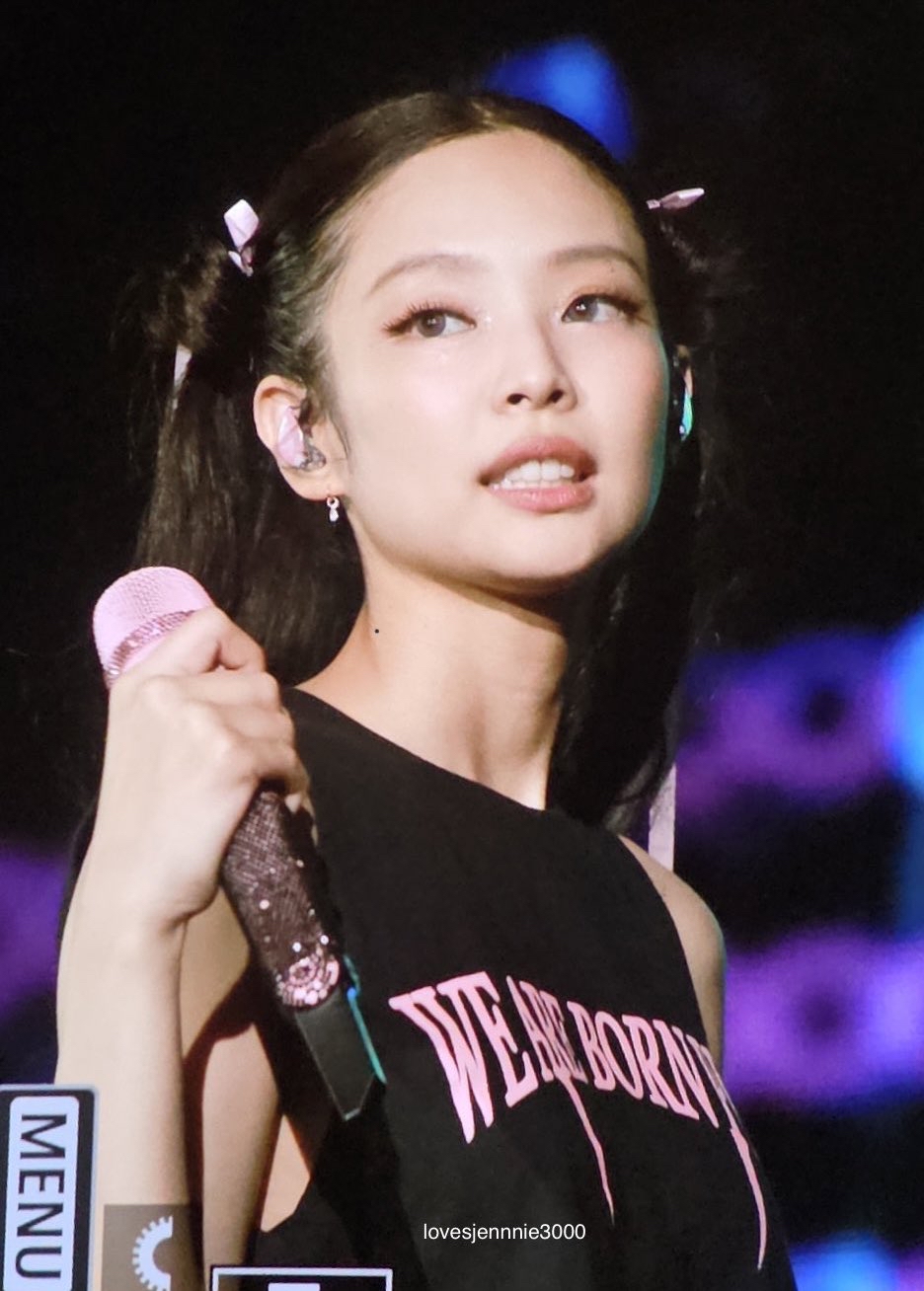 A moment captured by Jennie (BLACKPINK)'s fan