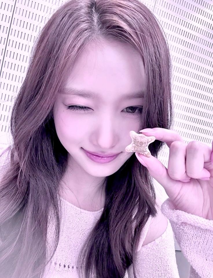 Behind-the-scenes cut of Leeseo (IVE)