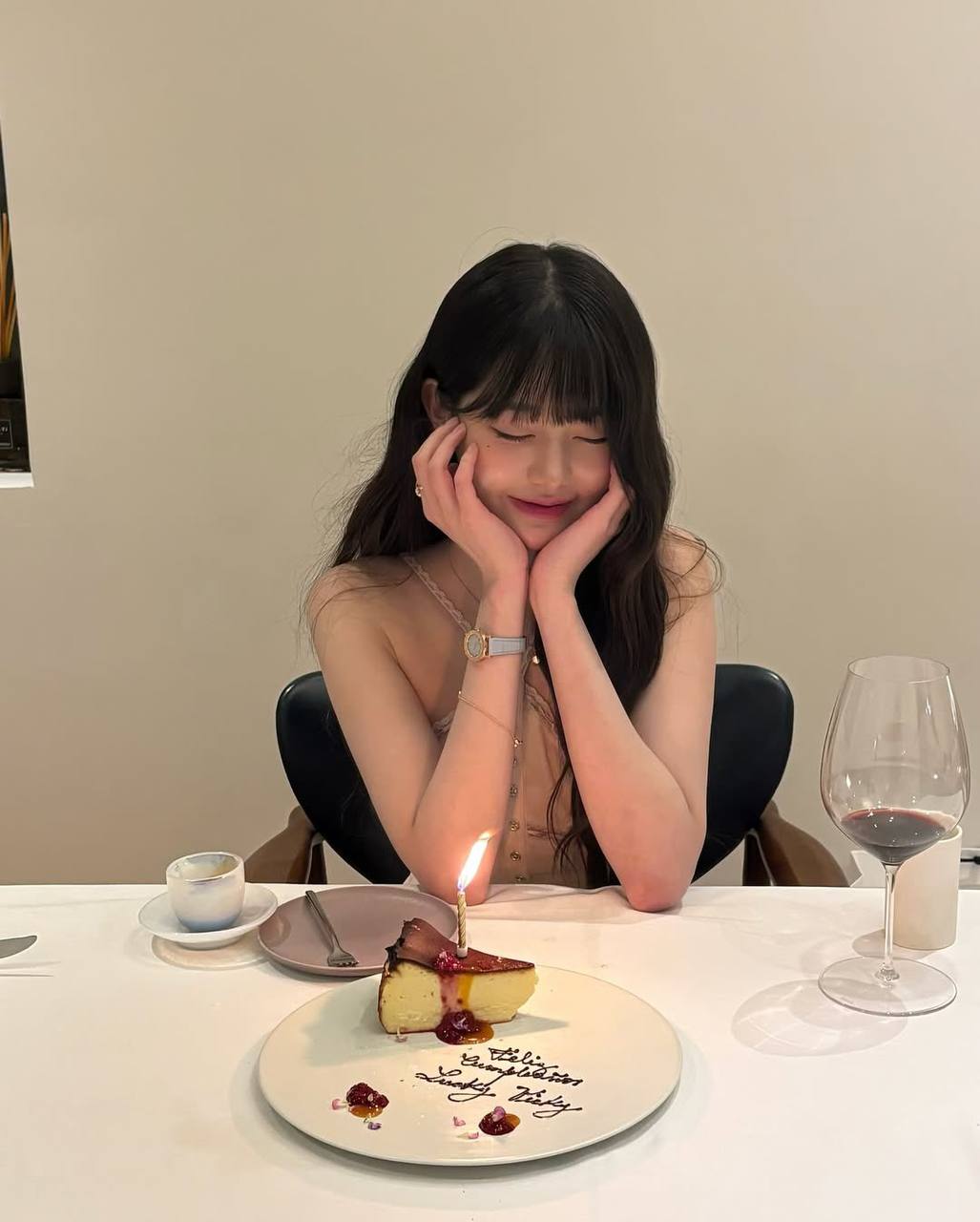 Behind-the-scenes cut of Jang Wonyoung (IVE)