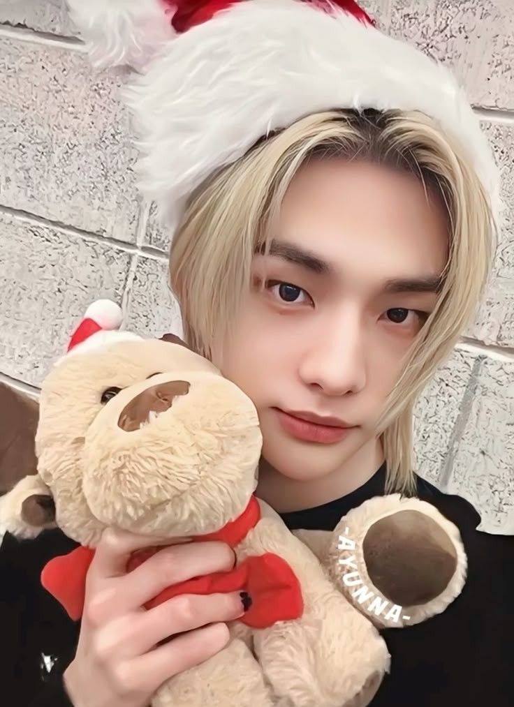 Behind-the-scenes cut of Hyunjin (Stray Kids)