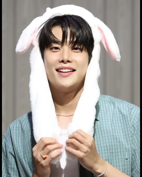 A moment captured by MJ (ASTRO)'s fan