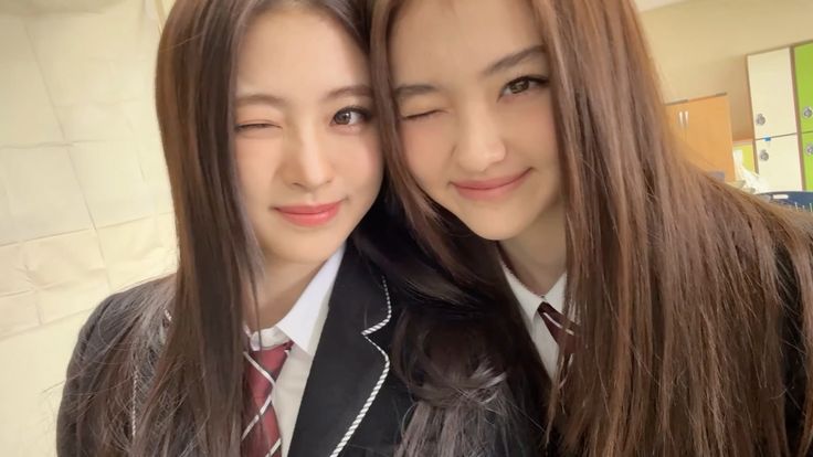 A moment captured by Anna (MEOVV)'s fan