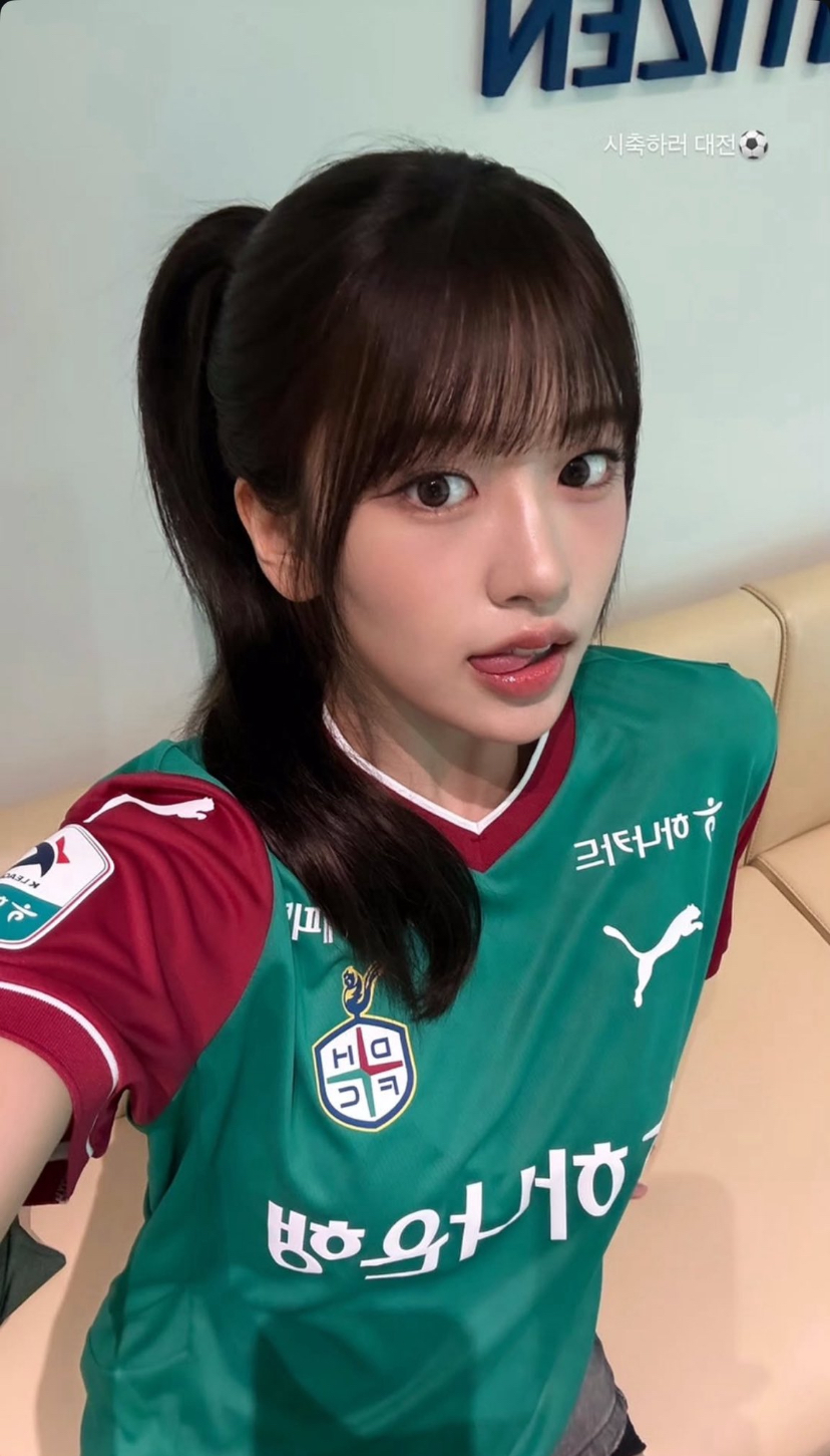 Recent activity shot of An Yujin (IVE)