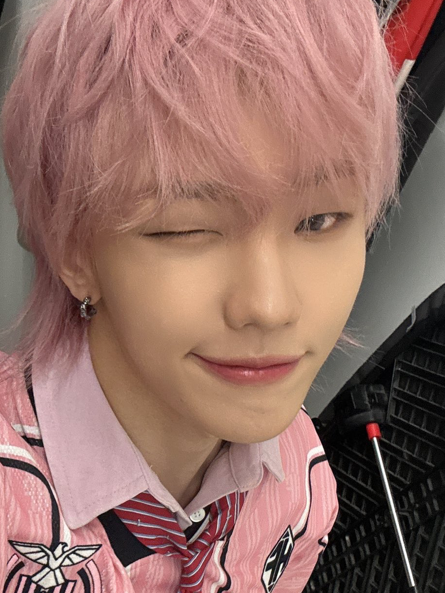 Behind-the-scenes cut of Junhyeok (TNX)