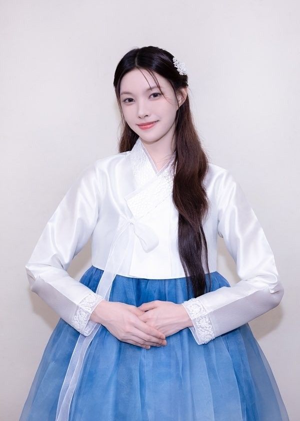 A moment captured by ILLIT's fan