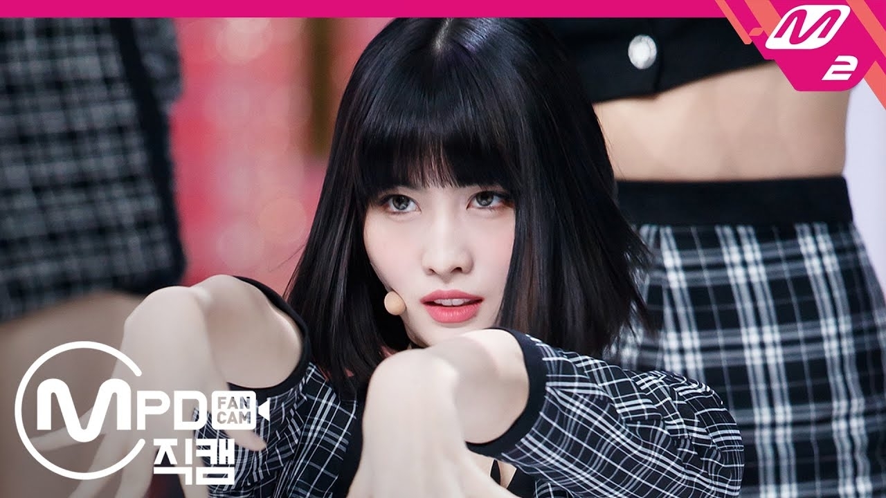 Behind-the-scenes cut of Momo (TWICE)