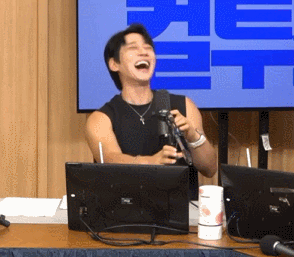 A moment captured by Hwang Chiyeol's fan