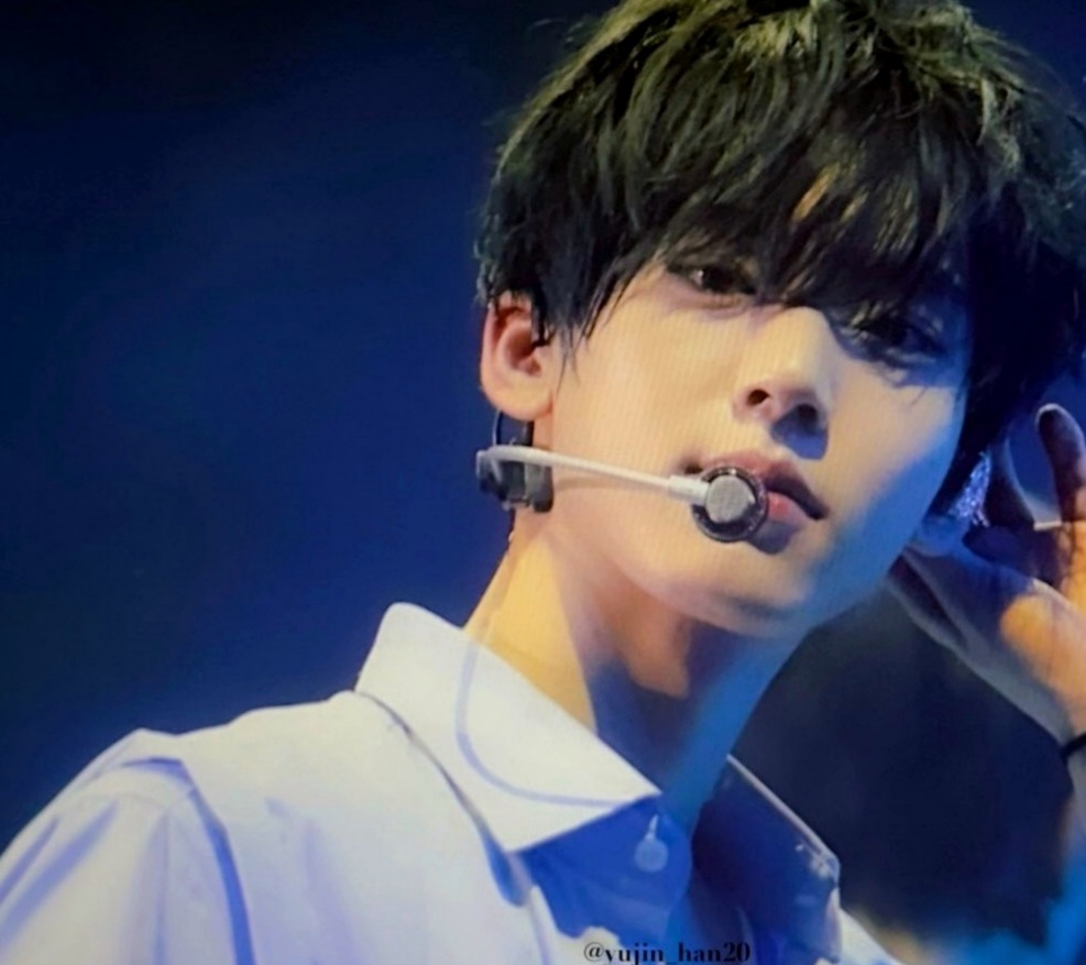 A moment captured by Han Yujin (ZEROBASEONE)'s fan