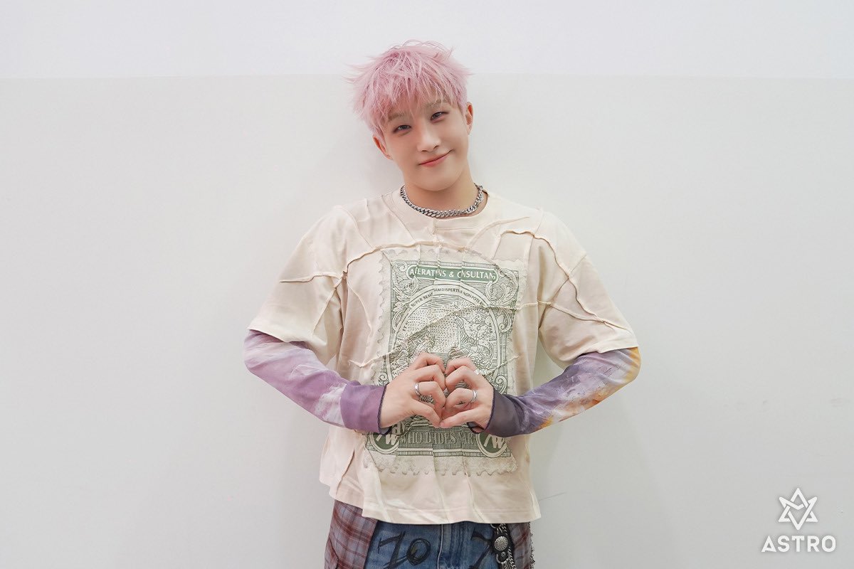 Latest photo of Jinjin (ASTRO)